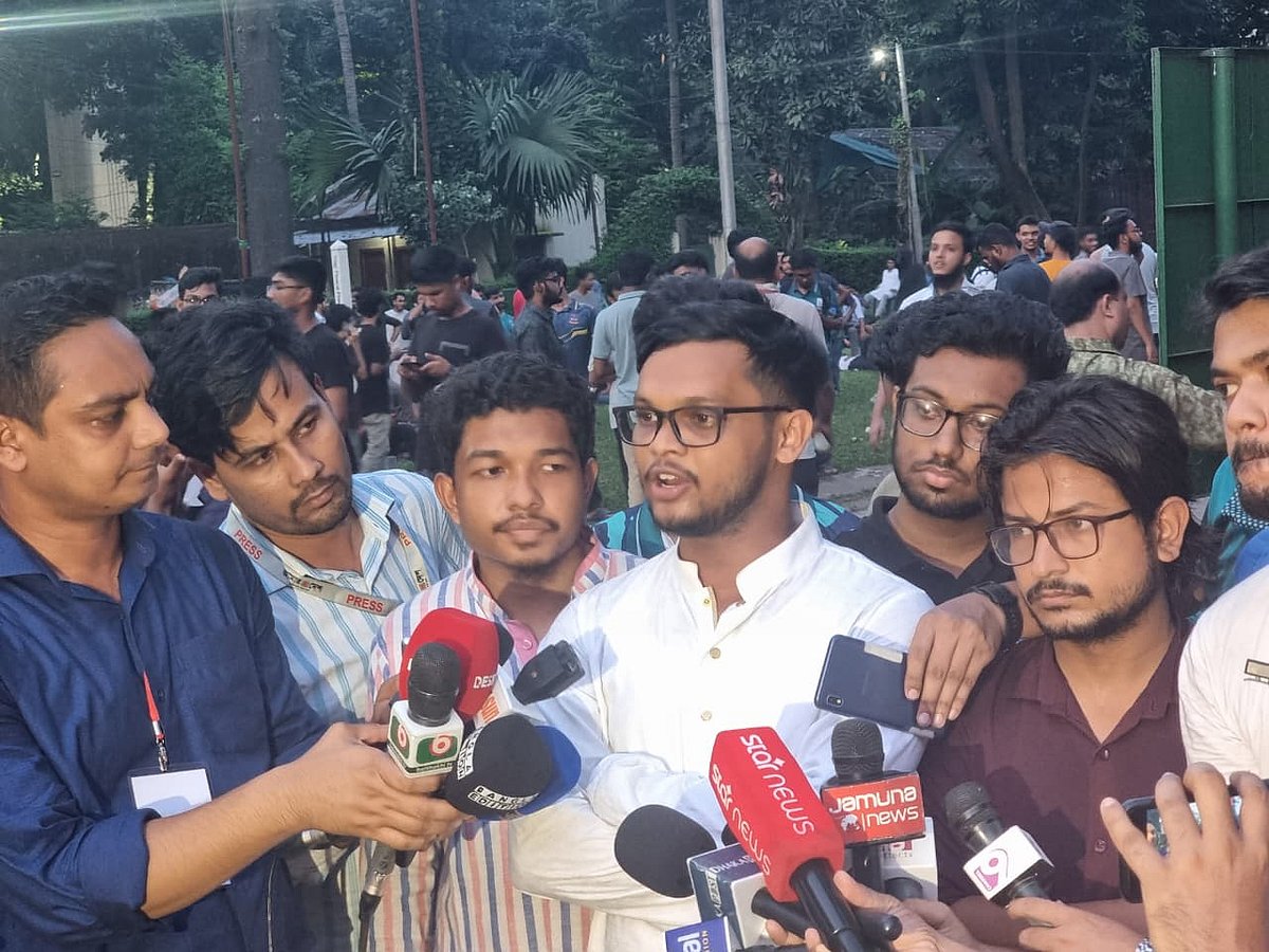 ডাকসুর ভোট গণনা চলার মধ্যে আজ মঙ্গলবার সন্ধ্যায় ঢাকা বিশ্ববিদ্যালয়ের কার্জন হলের সামনে সাংবাদিকদের সঙ্গে কথা বলেন বৈষম্যবিরোধী ছাত্র সংসদ প্যানেলের সাধারণ সম্পাদক (জিএস) প্রার্থী আবু বাকের মজুমদার