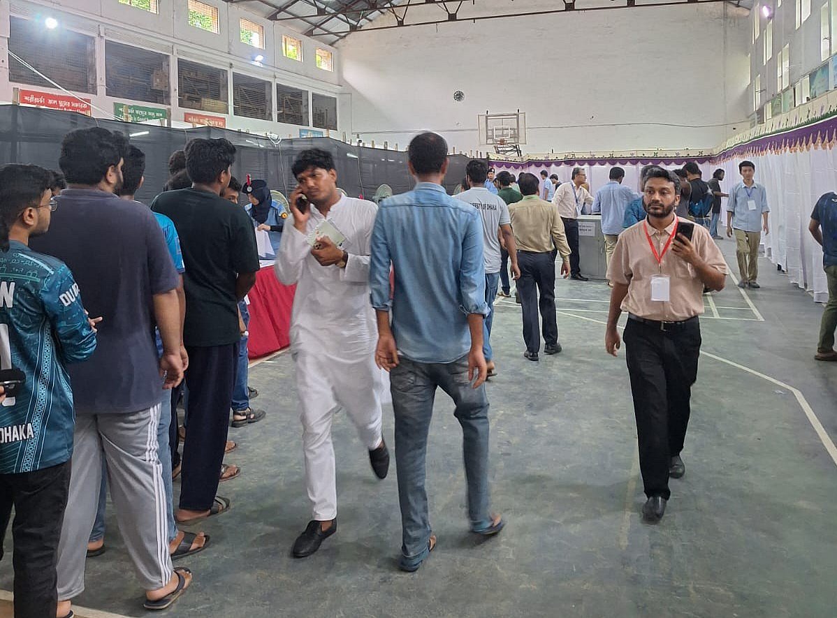 শারীরিক শিক্ষা কেন্দ্রে স্থাপিত ভোট কেন্দ্রে জগন্নাথ হলের শিক্ষার্থীরা যে অংশে ভোট দিচ্ছেন, সেখানে ঢোকেন আবিদুল ইসলাম খান।  আজ মঙ্গলবার সকালে