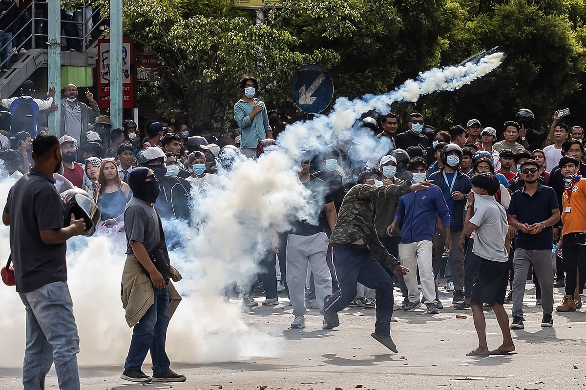 কাঠমান্ডুতে পার্লামেন্ট ভবনের বাইরে বিক্ষোভ চলাকালে আন্দোলনকারীদের সঙ্গে দাঙ্গা পুলিশের সংঘর্ষ। এতে অন্তত ১৯ জন নিহত হয়।