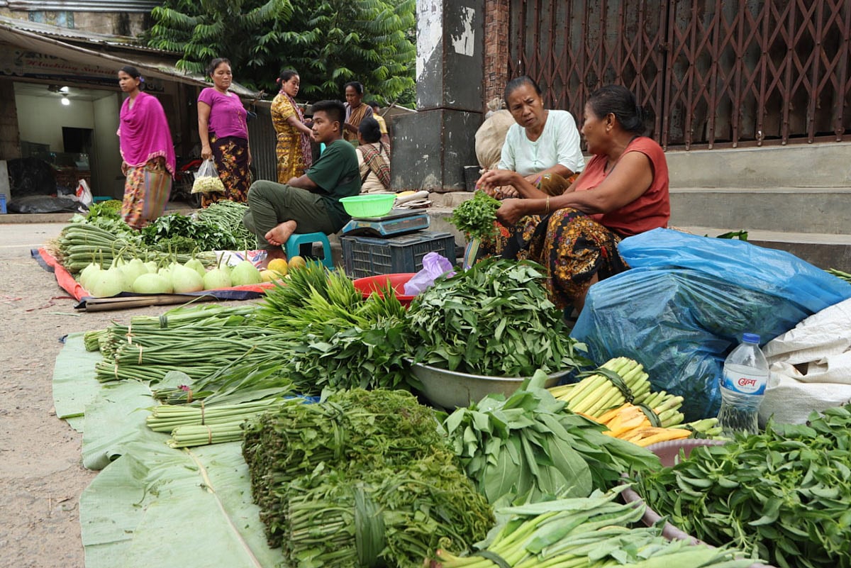 বান্দরবান জেলা শহরের মারমা বাজারে শাকসবজি ও জুমের উৎপাদিত ফল বিক্রি করছেন নারীরা। আজ বিকেল ৪টায়