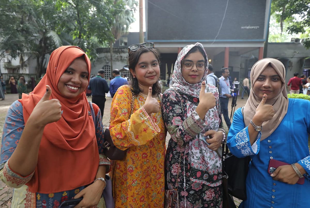 ডাকসু নির্বাচনে প্রথমবার ভোট দেওয়ার পর উচ্ছ্বসিত শিক্ষার্থীরা।