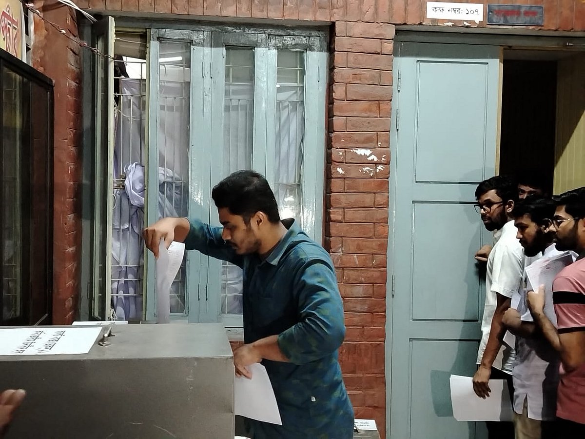 ঢাকা বিশ্ববিদ্যালয় কেন্দ্রীয় ছাত্র সংসদ (ডাকসু) ও হল সংসদ নির্বাচনে ভোটগ্রহণ চলছে। আজ মঙ্গলবার সকালে