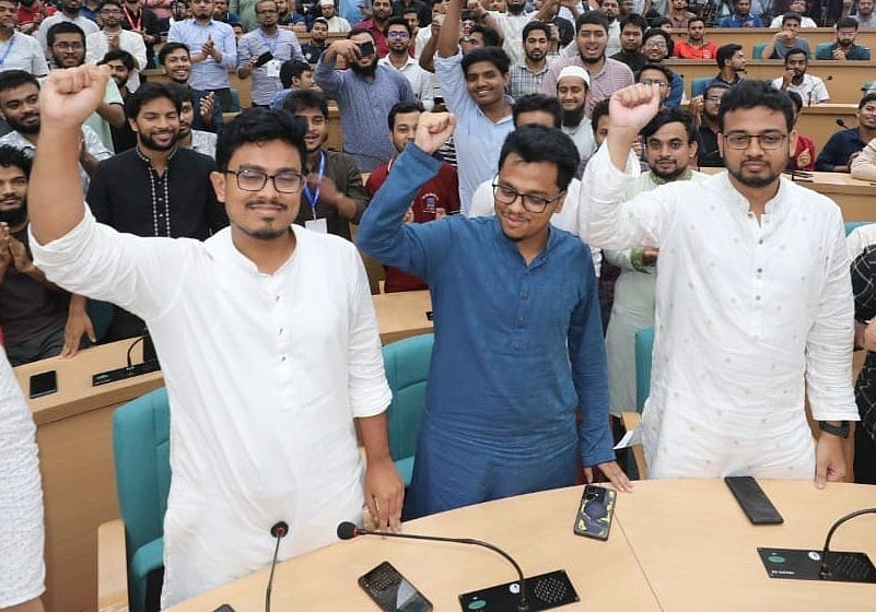 ডাকসুর ভিপি, জিএস ও এজিএস পদে বিজয়ী ইসলামী ছাত্রশিবিরের নেতা (বাঁ থেকে) মো. আবু সাদিক কায়েম, এস এম ফরহাদ ও মুহা. মহিউদ্দীন খান। আজ বুধবার সকালে ঢাকা বিশ্ববিদ্যালয়ের সিনেট ভবনে