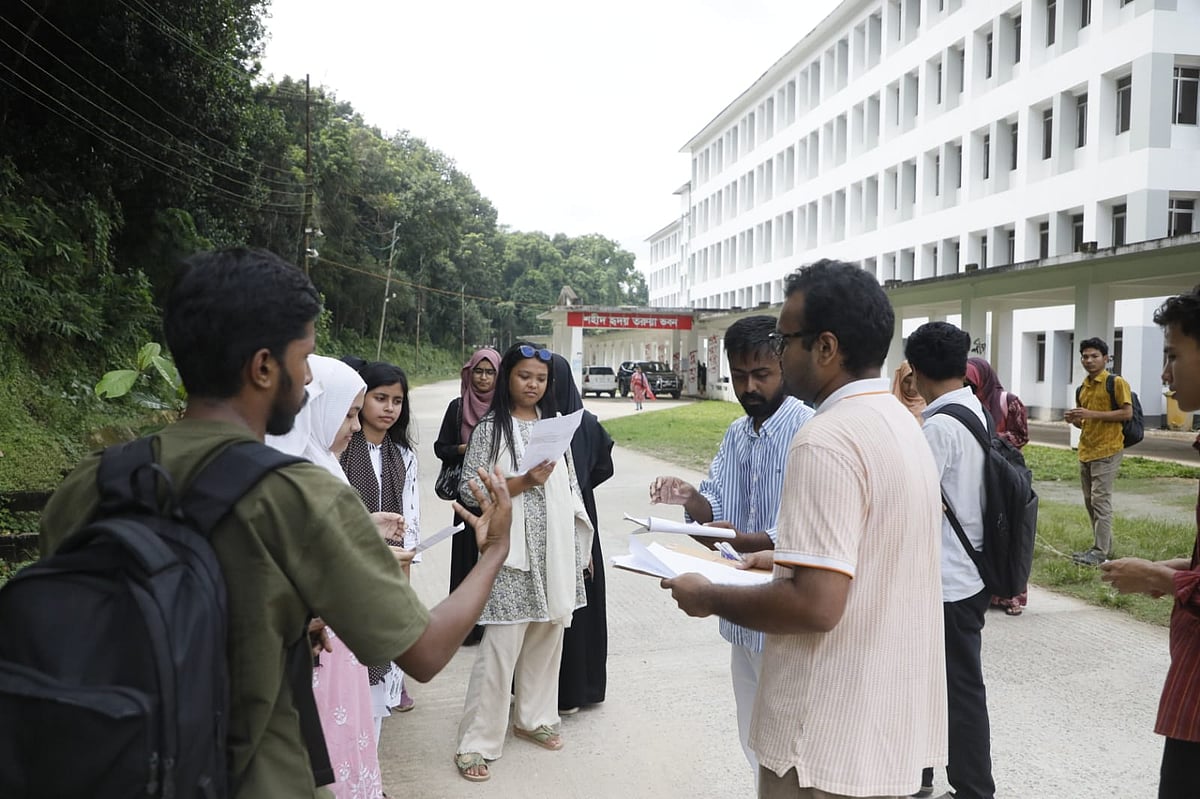 সাত দফা দাবিতে স্বাক্ষর সংগ্রহ চলছে। আজ দুপুরে চট্টগ্রাম বিশ্ববিদ্যালয়ের শহীদ হৃদয় তরুয়া তবনের সামনে
