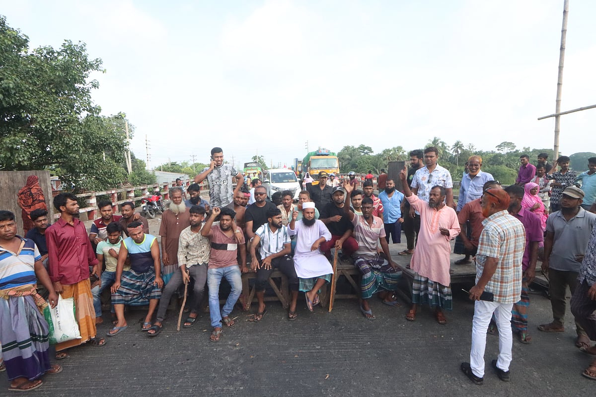 ফরিদপুরে সীমানা পুনর্বিন্যাসের প্রতিবাদে আবারও দুই মহাসড়ক অবরোধ করেছেন এলাকাবাসী। আজ বুধবার সকালে ভাঙ্গা উপজেলার পুখুরিয়া এলাকায়