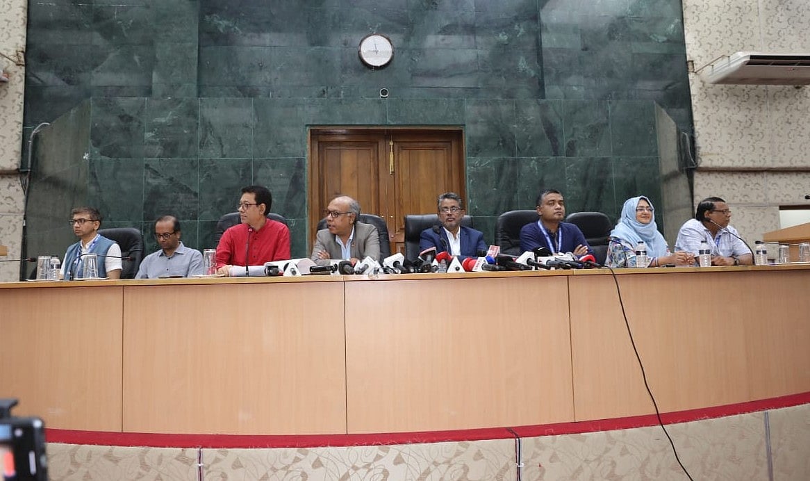 ঢাকা বিশ্ববিদ্যালয়ের সিনেট ভবনে ১০ সেপ্টেম্বর সকালে ডাকসু নির্বাচনের ফল ঘোষণা করেন নির্বাচন কমিশনের সদস্যরা
