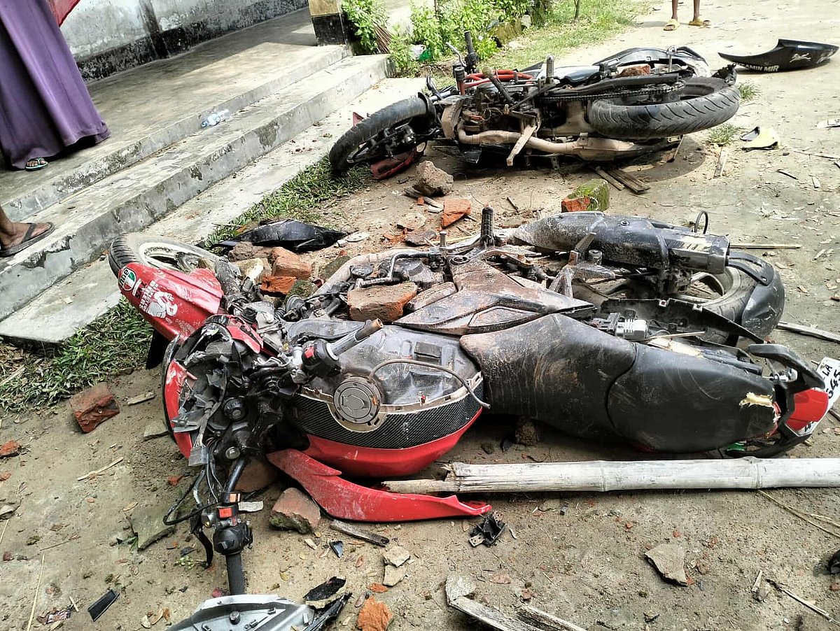 কুমিল্লার মুরাদনগর উপজেলার ধামঘর ইউনিয়নের পরমতলা শব্দর খান উচ্চবিদ্যালয়ে পাল্টাপাল্টি হামলার সময় দুটি মোটরসাইকেল ভাঙ্চুর করা হয়। বুধবার সকালে তোলা