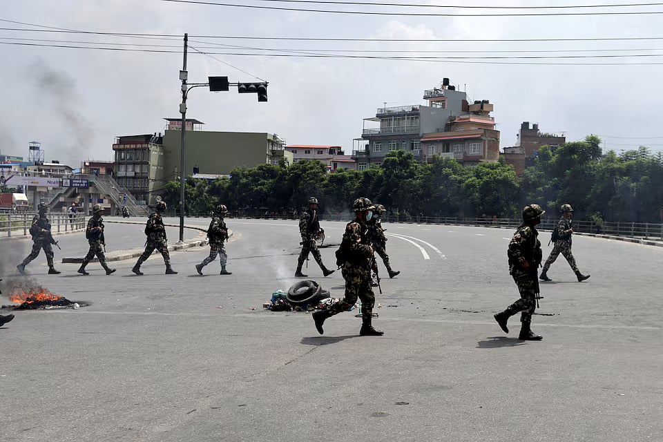 কাঠমান্ডুর রাস্তায় বুধবার সেনাসদস্যদের টহল