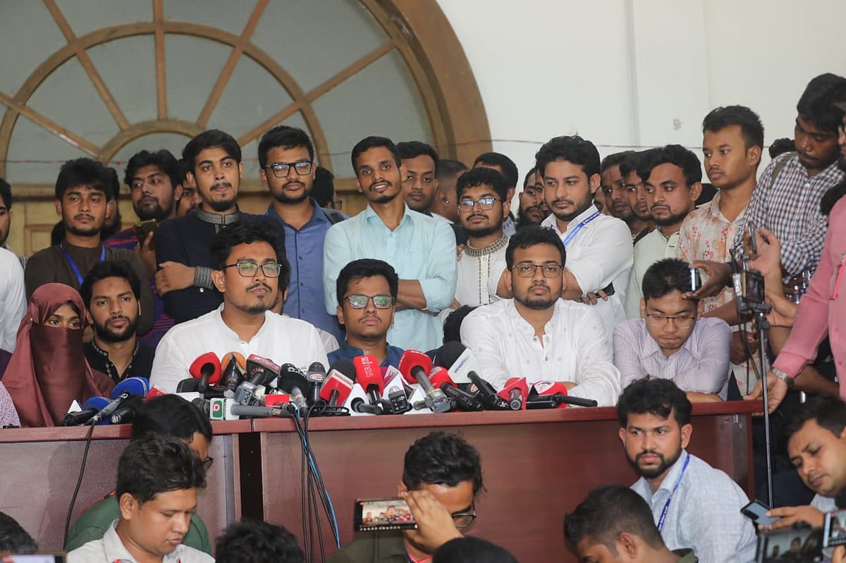 ঢাকা বিশ্ববিদ্যালয়ের সিনেট ভবনে সংবাদ সম্মেলনে প্রতিক্রিয়া জানান ছাত্রশিবির সমর্থিত প্যানেলের সহ–সভাপতি সাদিক কায়েম ও সাধারণ সম্পাদক (জিএস) এস এম ফরহাদ।  আজ বুধবার সকালে