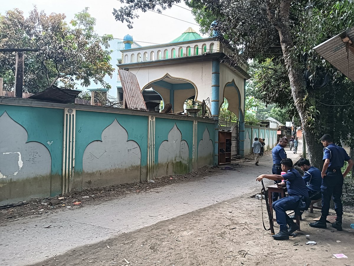 রাজবাড়ীর গোয়ালন্দে নুরাল পাগলার দরবারের সামনে এখনো পুলিশ মোতায়েন করে রাখা হয়েছে।