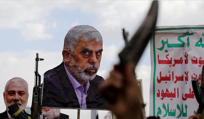 নিহত হামাস নেতা ইয়াহিয়া সিনওয়ারের ছবি হাতে হুতি সমর্থকদের বিক্ষোভ