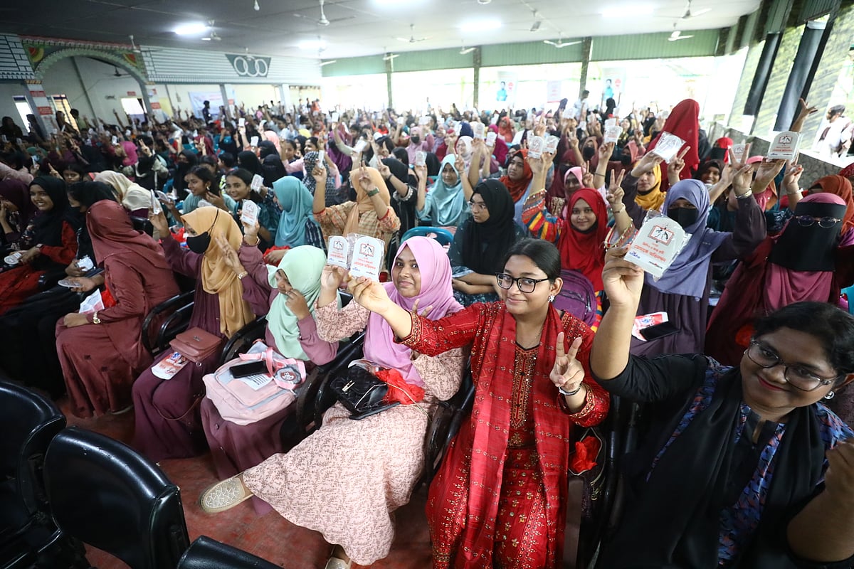 কিশোরগঞ্জে শিখো-প্রথম আলো জিপিএ-৫ সংবর্ধনা অনুষ্ঠানে ক্রেস্ট হাতে উচ্ছ্বসিত শিক্ষার্থীরা। বুধবার শহরতলির নেহাল গ্রিন পার্কে