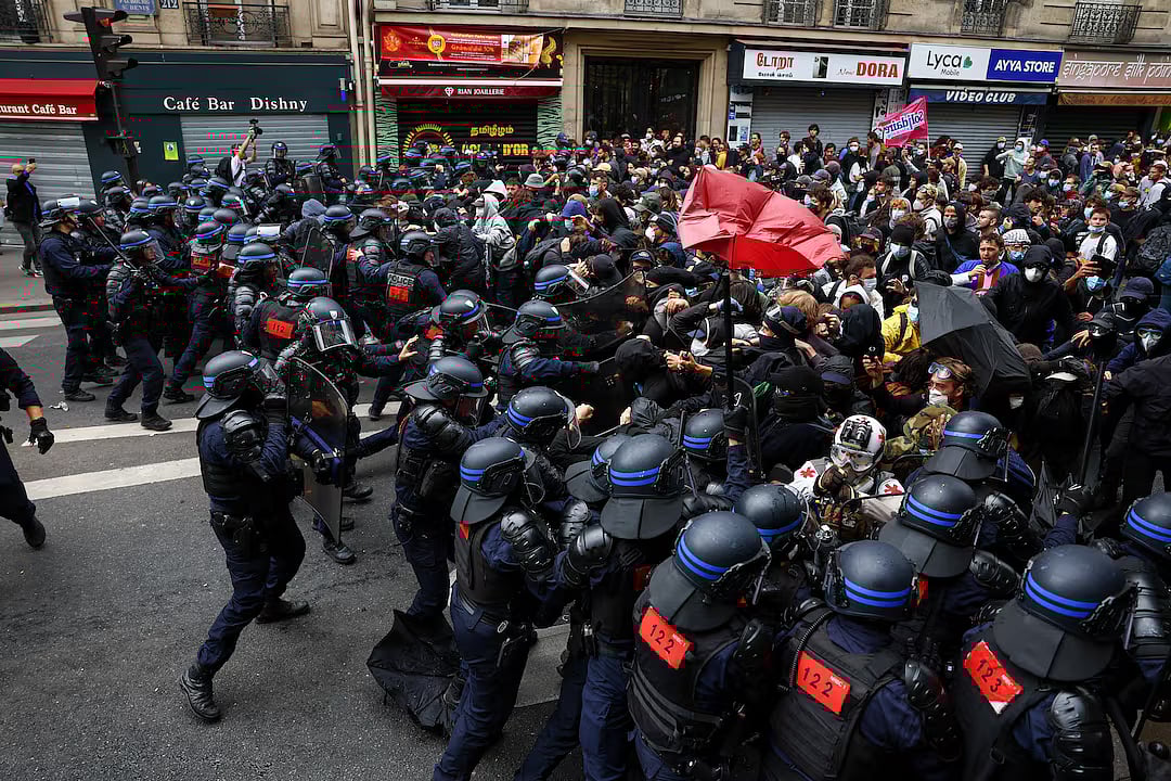 প্যারিসে আজ বুধবার বিক্ষোভকারী ও পুলিশের মধ্যে ধস্তাধস্তি