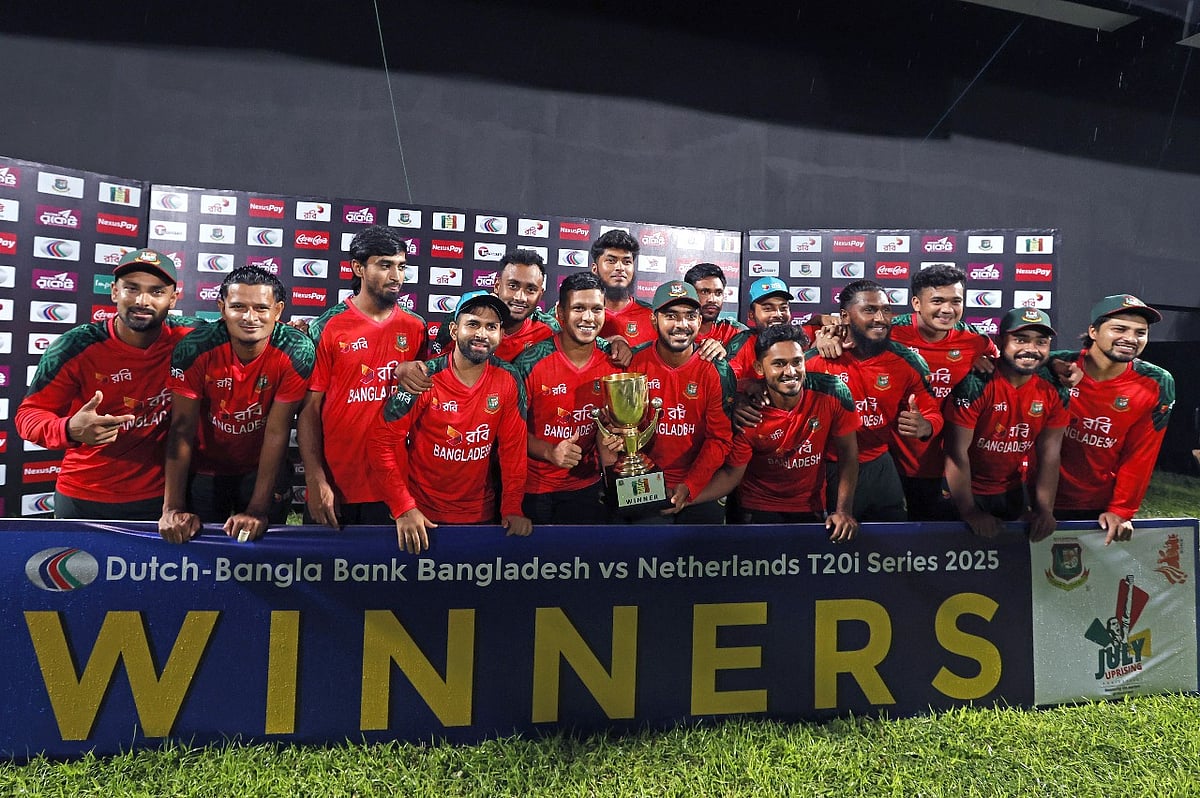 নেদারল্যান্ডসের বিপক্ষে সিরিজ জয়ের পর বাংলাদেশ দল।
