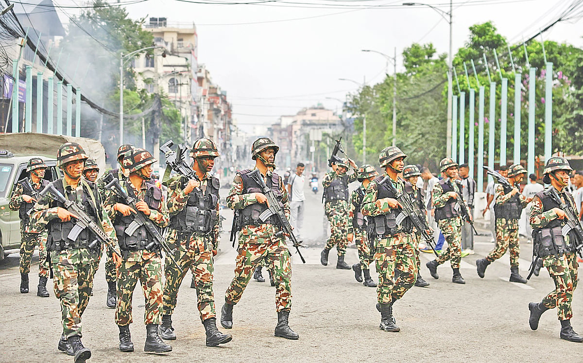 সেনাসদস্যরা ‘সিংহ দরবার অফিস কমপ্লেক্সের’ পাশের রাস্তায় টহল দিচ্ছেন। সুরক্ষিত এ এলাকায় রয়েছে দেশটির পার্লামেন্ট, প্রধানমন্ত্রীর কার্যালয়সহ বিভিন্ন মন্ত্রণালয়ের দপ্তর। গতকাল নেপালের রাজধানী কাঠমান্ডুতে