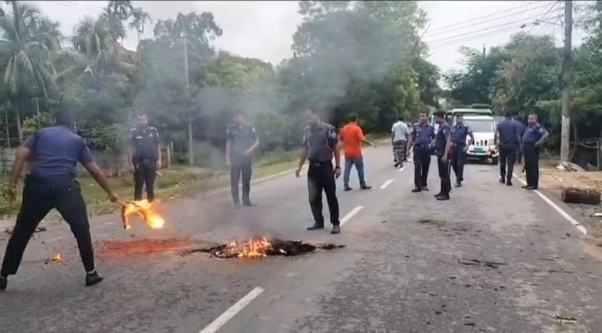 অবরোধের সমর্থনে খাগড়াছড়ি-চট্টগ্রাম সড়কের চেঙ্গীব্রিজ এলাকায় টায়ার জ্বালানো হয়। খবর পেয়ে পুলিশ এসে সড়ক থেকে এসব টায়ার সরিয়ে নেন। আজ ভোরে তোলা