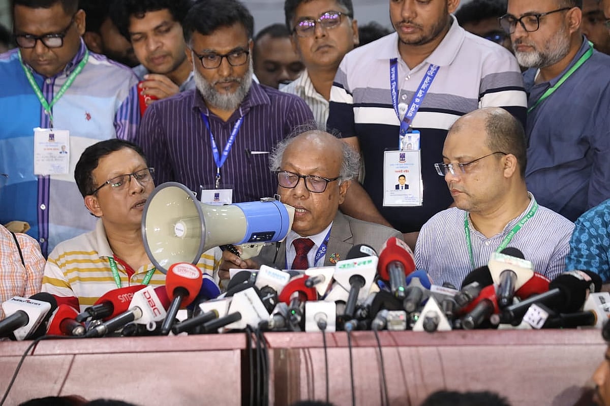 ঢাকা বিশ্ববিদ্যালয়ের সিনেট ভবন থেকে ডাকসু নির্বাচনের ফলাফল ঘোষণা করা হচ্ছে