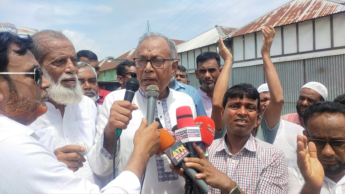 মুন্সিগঞ্জের টঙ্গিবাড়ী উপজেলার দিঘীরপাড় বাজারে ভাঙন রোধে আয়োজিত কর্মসূচিতে বক্তব্য দেন বিএনপির ভাইস চেয়ারম্যান আসাদুজ্জামান রিপন। আজ বুধবার দুপুরে