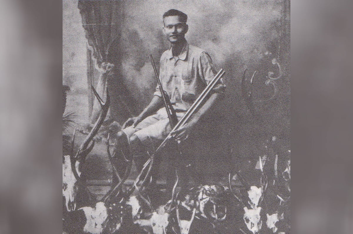 বন্দুক হাতে পাকিস্তানের ইন্সপেক্টর জেনারেল অব ফরেস্ট  ইউসুফ এস আহমেদ