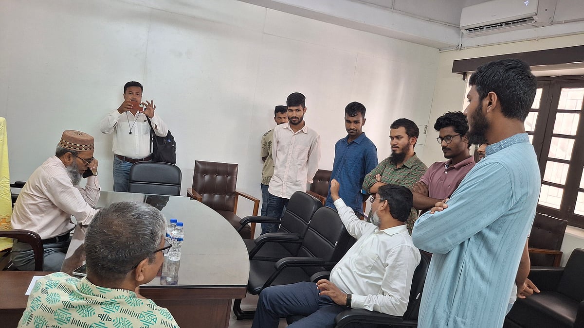 রাকসু নির্বাচনে ব্যালট নম্বর বরাদ্দসংক্রান্ত নীতিমালা সংস্কারে প্রার্থীরা আবেদনপত্র নিয়ে আসলে তা গ্রহণ করেনি নির্বাচন কমিশন। আজ বুধবার বেলা ১১টার দিকে রাকসুর কোষাধ্যক্ষ কার্যালয়ে