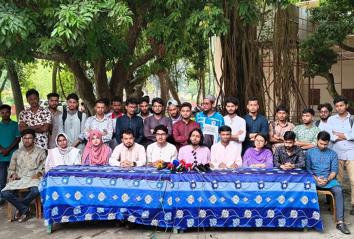 রাকসু নির্বাচনে সাবেক তিন সমন্বয়কের নেতৃত্বে ‘আধিপত্যবিরোধী ঐক্য’ প্যানেলের ঘোষণা। বুধবার দুপুরে রাকসু ভবনের সামনে