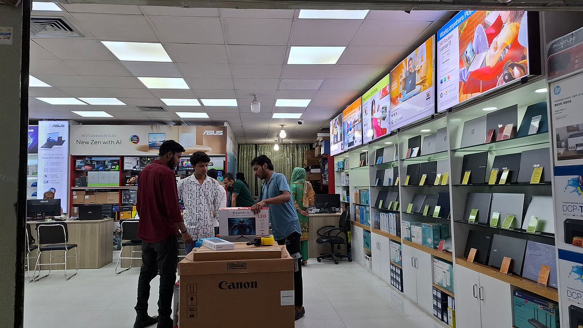 ঢাকার কম্পিউটার বাজারে প্রযুক্তিপণ্যের দাম অপরিবর্তিত রয়েছে
