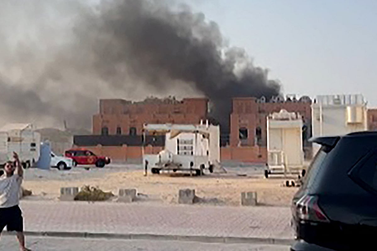 কাতারের রাজধানী দোহায় হামলার পর আকাশে ধোঁয়া উড়তে দেখা যাচ্ছে। ইসরায়েলি একজন সামরিক কর্মকর্তা জানান, গতকাল দোহায় তাঁদের এ বিমান হামলা ফিলিস্তিনি স্বাধীনতাকামী গোষ্ঠী হামাসের জ্যেষ্ঠ নেতাদের লক্ষ্য করা চালানো হয়েছে। ৯ সেপ্টেম্বর ২০২৫