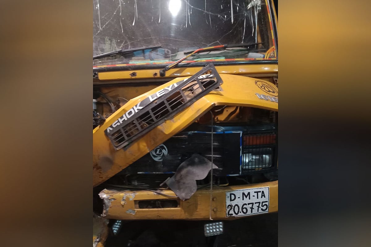 সিলিন্ডার বিস্ফোরণে ক্ষতিগ্রস্ত কাভার্ড ভ্যান। গতকাল দিবাগত রাত দুইটায় চট্টগ্রামের সীতাকুণ্ডের সোনাইছড়ির জেএম ফিলিং স্টেশনে