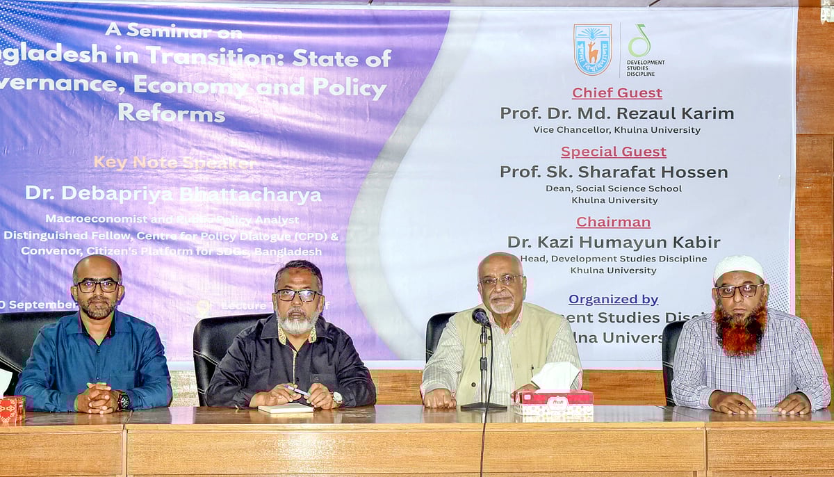 খুলনা বিশ্ববিদ্যালয়ে আয়োজিত সেমিনারে বক্তব্য দেন অর্থনীতিবিদ দেবপ্রিয় ভট্টাচার্য। বুধবার বিশ্ববিদ্যালয়ের ইউআরপি ডিসিপ্লিনের লেকচার থিয়েটারে