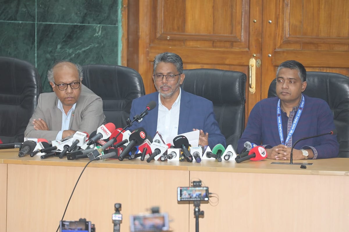 ডাকসু ও হল সংসদ নির্বাচনের প্রধান রিটার্নিং কর্মকর্তা অধ্যাপক মোহাম্মদ জসীম উদ্দিন (মাঝে)। আজ বুধবার সকালে ঢাকা বিশ্ববিদ্যালয়ের সিনেট ভবনে