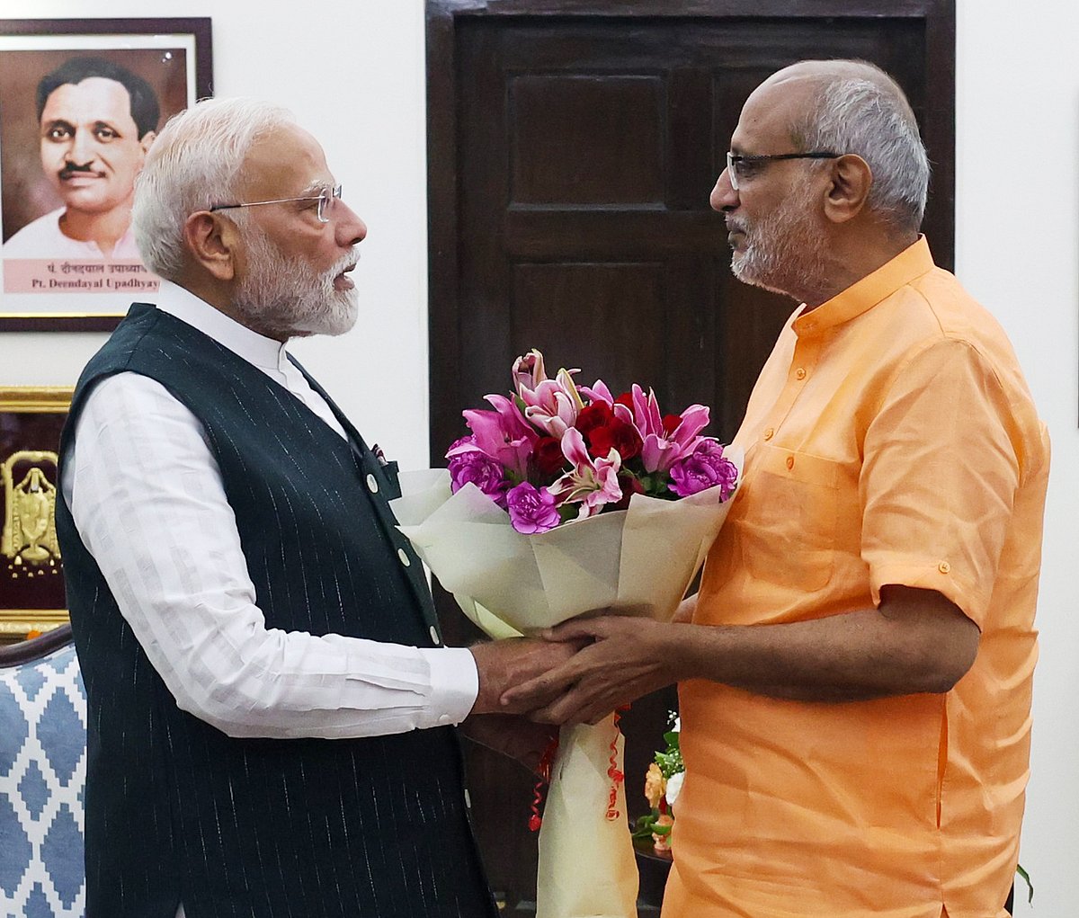 ভারতের রাষ্ট্রপতি নির্বাচনে জয়ের পর সি পি রাধাকৃষ্ণনকে অভিনন্দন জানাচ্ছেন