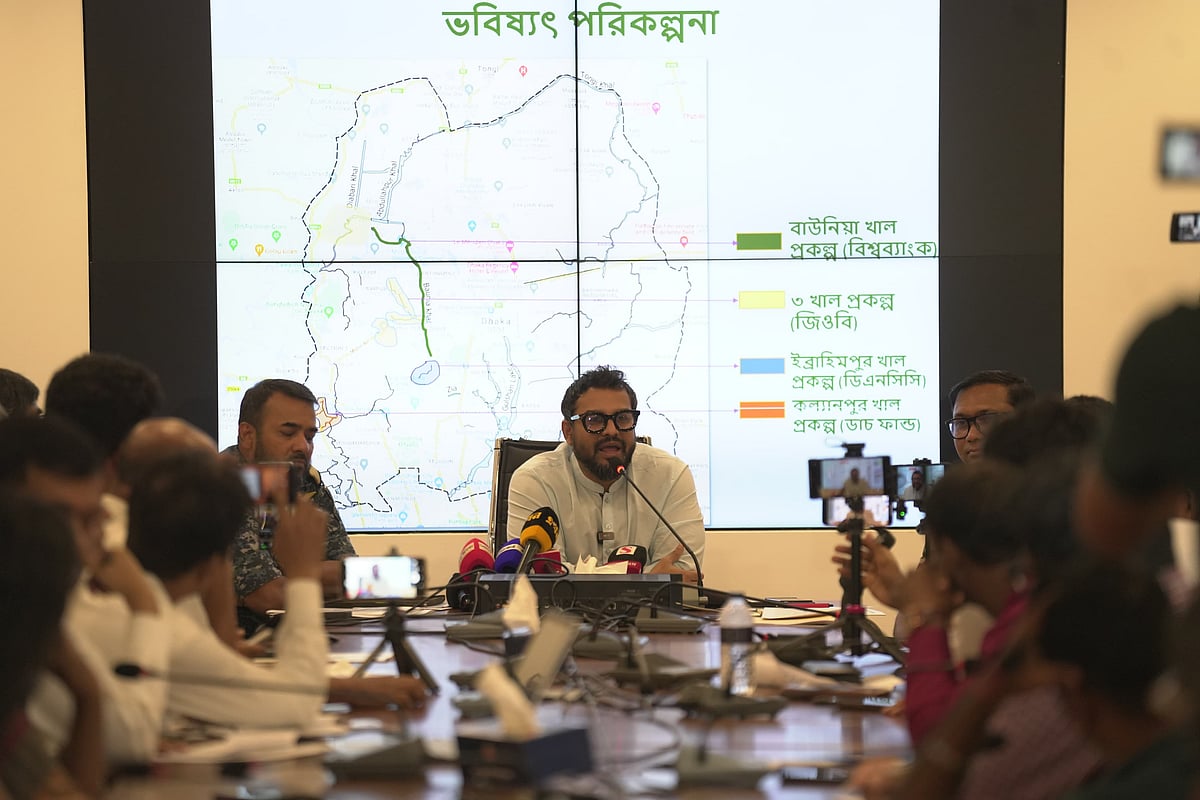 ঢাকার জলাবদ্ধতা নিয়ে সংবাদ সম্মেলনে বক্তৃতা করছেন ডিএনসিসির প্রশাসক মোহাম্মদ এজাজ। আজ দুপুরে রাজধানীর গুলশানে ঢাকা উত্তর সিটির নগর ভবনে