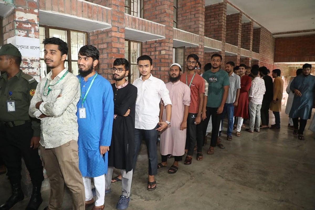 জাকসু নির্বাচনে ভোট দিচ্ছে শিক্ষার্থীরা। ১০ নম্বর হল কেন্দ্রে