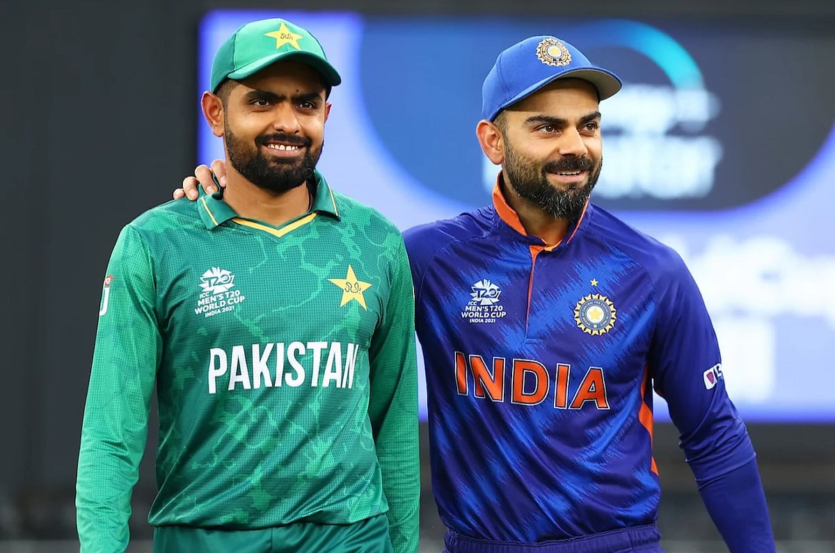 বিরাট কোহলি (ডানে) ও বাবর আজম