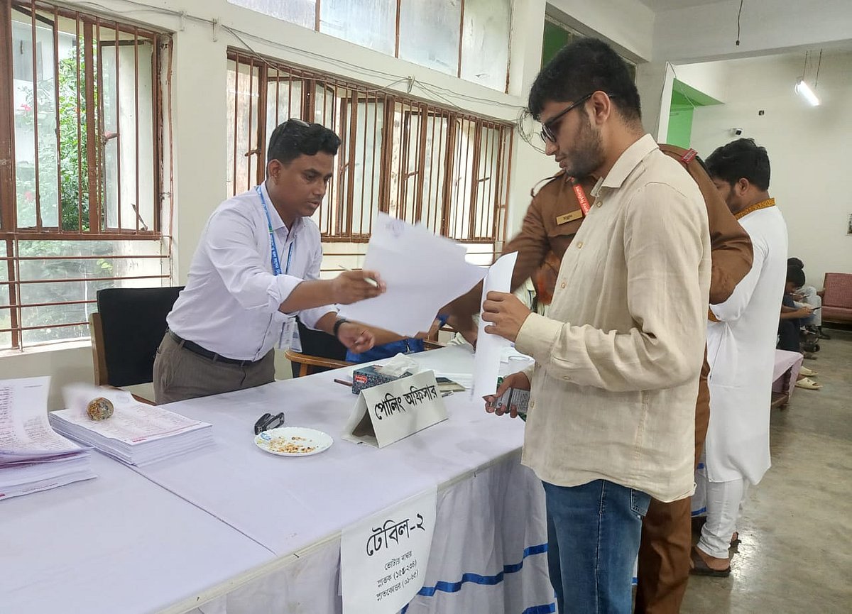 জাহাঙ্গীরনগর বিশ্ববিদ্যালয়ের শহীদ সালাম বরকত হল কেন্দ্র থেকে ব্যালট পেপার সংগ্রহ করছেন দৃষ্টিপ্রতিবন্ধী শিক্ষার্থী তরিকুল ইসলাম। আজ বেলা ১১টা ১৫ মিনিটের দিকে তোলা