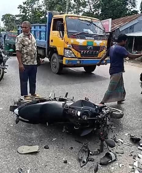 নোয়াখালীর বেগমগঞ্জে ট্রাকের ধাক্কায় বিধ্বস্ত মোটরসাইকেল। আজ সকালে উপজেলার ফেনী-নোয়াখালী মহাসড়কের সুরের পোলে