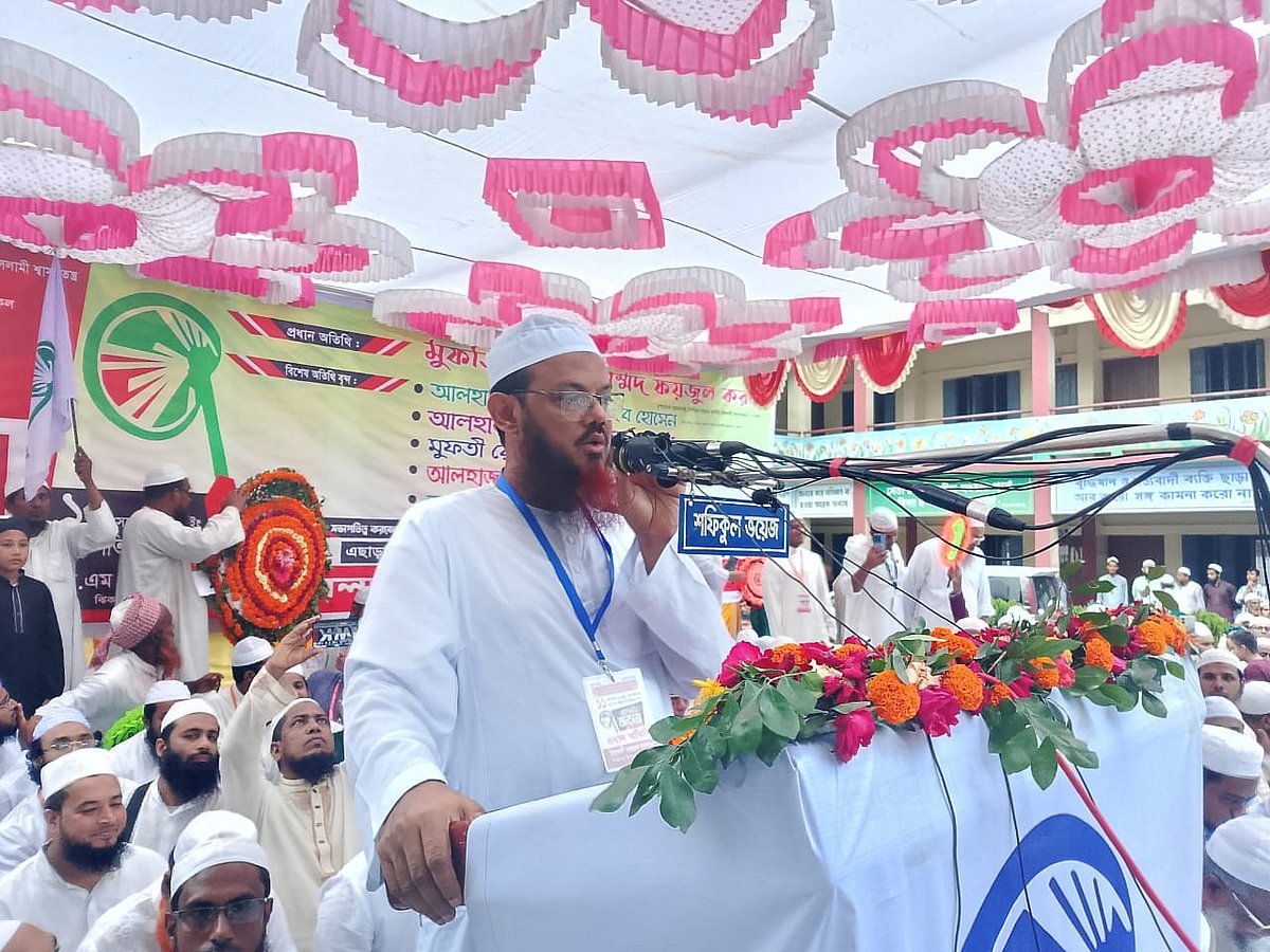 যশোরের ঝিকরগাছায় জনসভায় প্রধান অতিথির বক্তব্য দেন ইসলামী আন্দোলন বাংলাদেশের জ্যেষ্ঠ নায়েবে আমির মুফতি সৈয়দ মুহাম্মাদ ফয়জুল করীম। বৃহস্পতিবার সন্ধ্যায় ঝিকরগাছা বিএম হাইস্কুল মাঠে