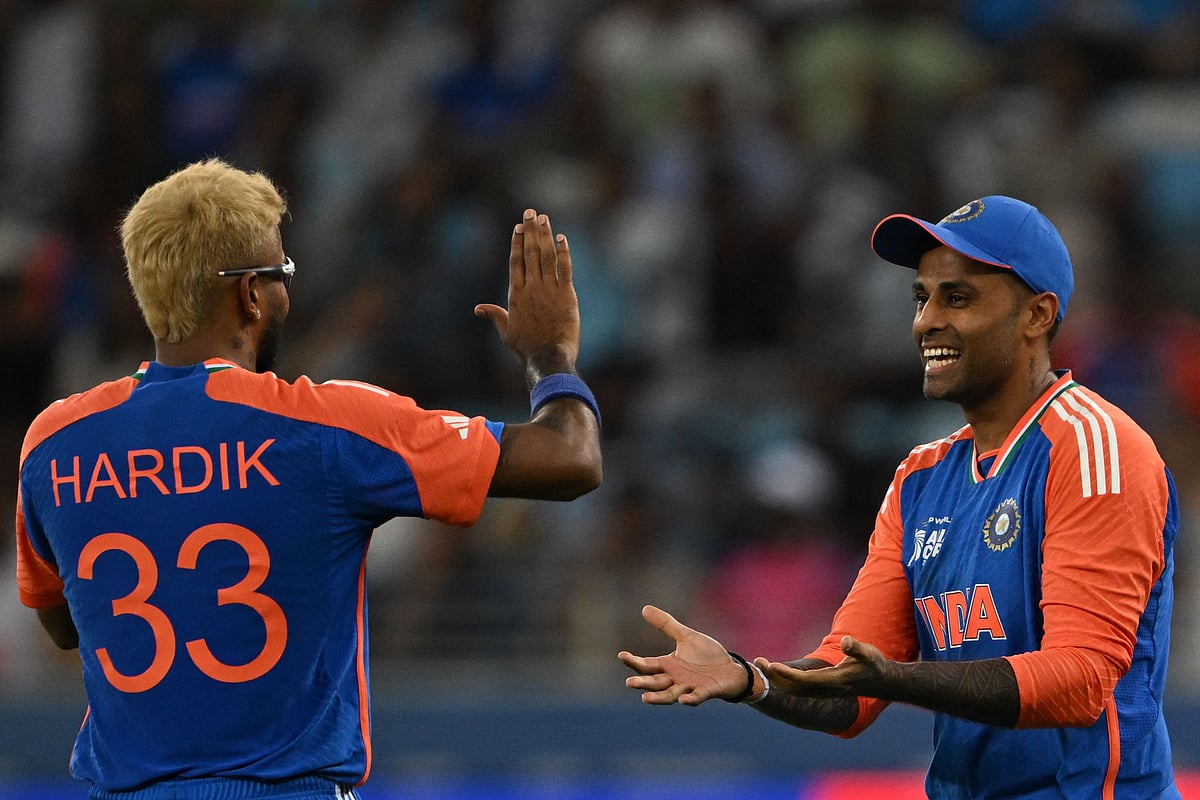 পান্ডিয়ার সঙ্গে অধিনায়ক সূর্যকুমার।