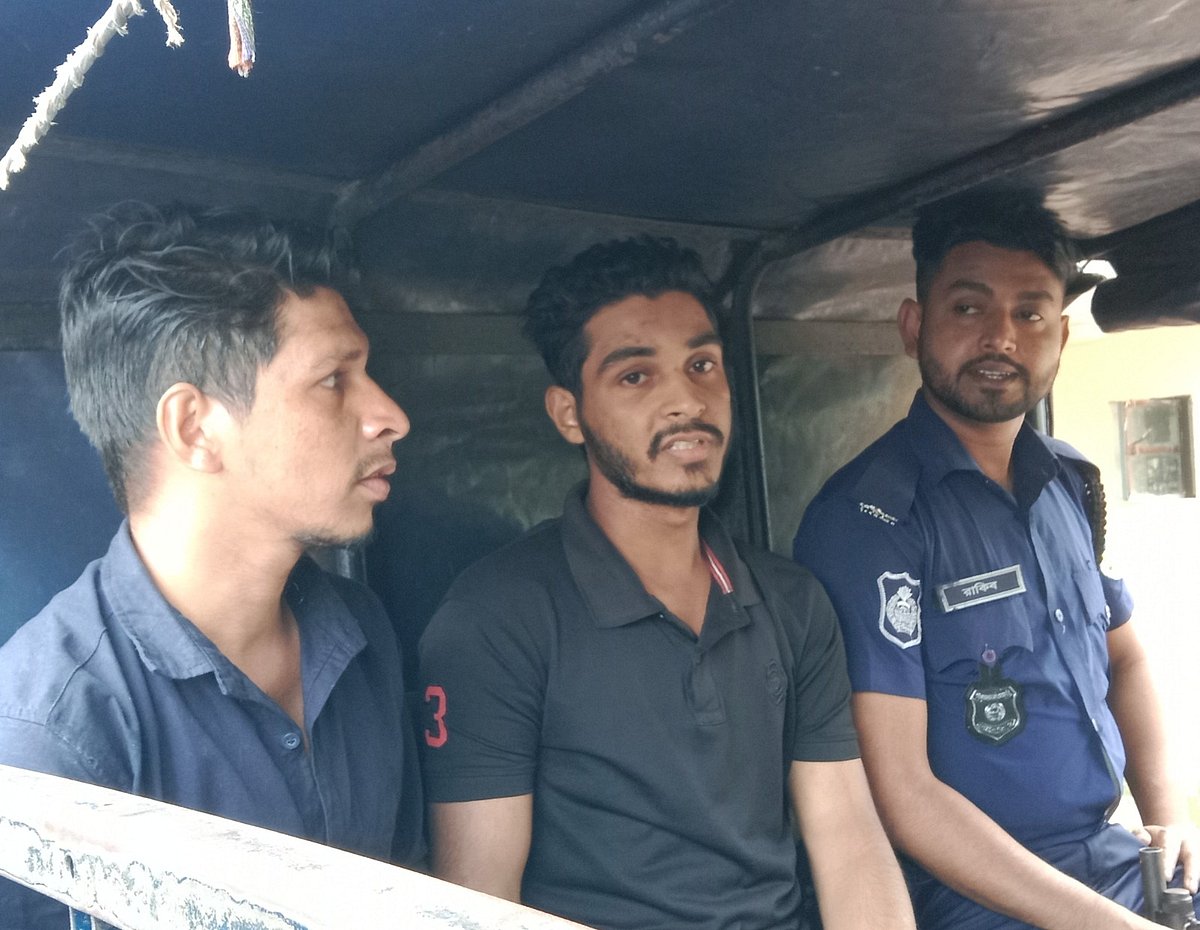 জামিনের আসামিকে আদালত প্রাঙ্গণে ছুরিকাঘাতের ঘটনায় গ্রেপ্তার দুই ভাইকে কারাগারে নিয়ে যাচ্ছে পুলিশ