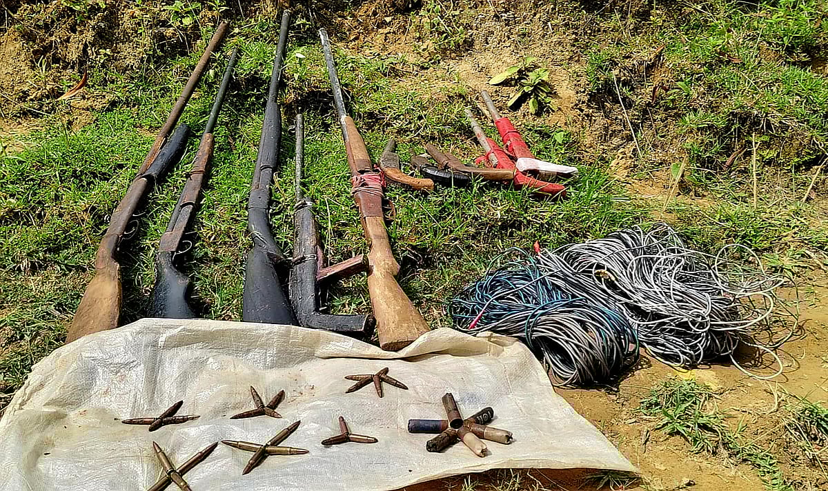 কক্সবাজারের মহেশখালীর দুর্গম পাহাড়ে যৌথ বাহিনীর অভিযানে উদ্ধার হওয়া অস্ত্র ও গুলি। আজ সকালে তোলা