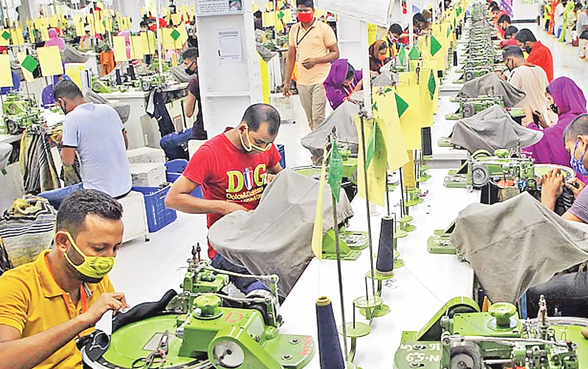 চীনের হারানো তৈরি পোশাকের ক্রয়াদেশের একটা অংশ বাংলাদেশে আসছে। ছয় থেকে আট মাস ধরে তারই প্রতিফলন দেখা যাচ্ছে