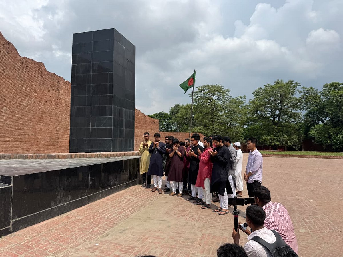 রাজধানীর রায়েরবাজারের শহীদ বুদ্ধিজীবী স্মৃতিসৌধে গিয়ে দোয়া ও মোনাজাত করেন ঢাকা বিশ্ববিদ্যালয় কেন্দ্রীয় ছাত্র সংসদ (ডাকসু) নির্বাচনে জয়ী ছাত্রশিবির-সমর্থিত প্যানেলের নেতারা