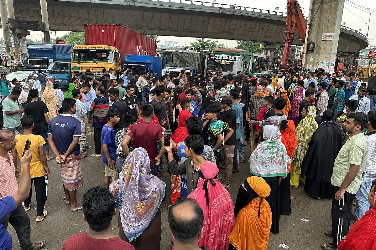বকেয়া বেতন–ভাতার দাবিতে আজ বৃহস্পতিবার বিকেলে কুড়িল বিশ্বরোড ও বিমানবন্দর সড়ক অবরোধ করেন শ্রমিকেরা। এতে ওই এলাকায় তীব্র যানজট তৈরি হয়