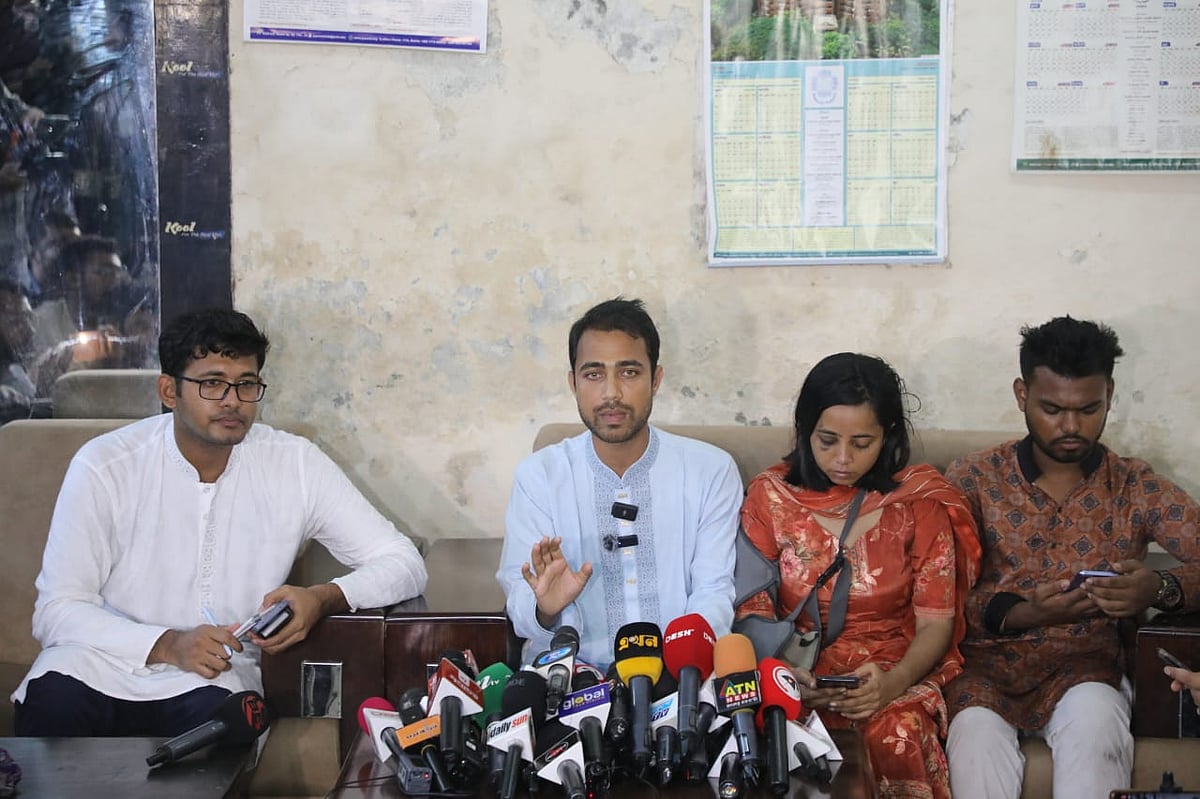 জাহাঙ্গীরনগর বিশ্ববিদ্যালয়ের মওলানা ভাসানী হলে জরুরি সংবাদ সম্মেলন করেন ছাত্রদল–সমর্থিত প্যানেলের ভিপি প্রার্থী শেখ সাদী হাসান। আজ বৃহস্পতিবার দুপুরে