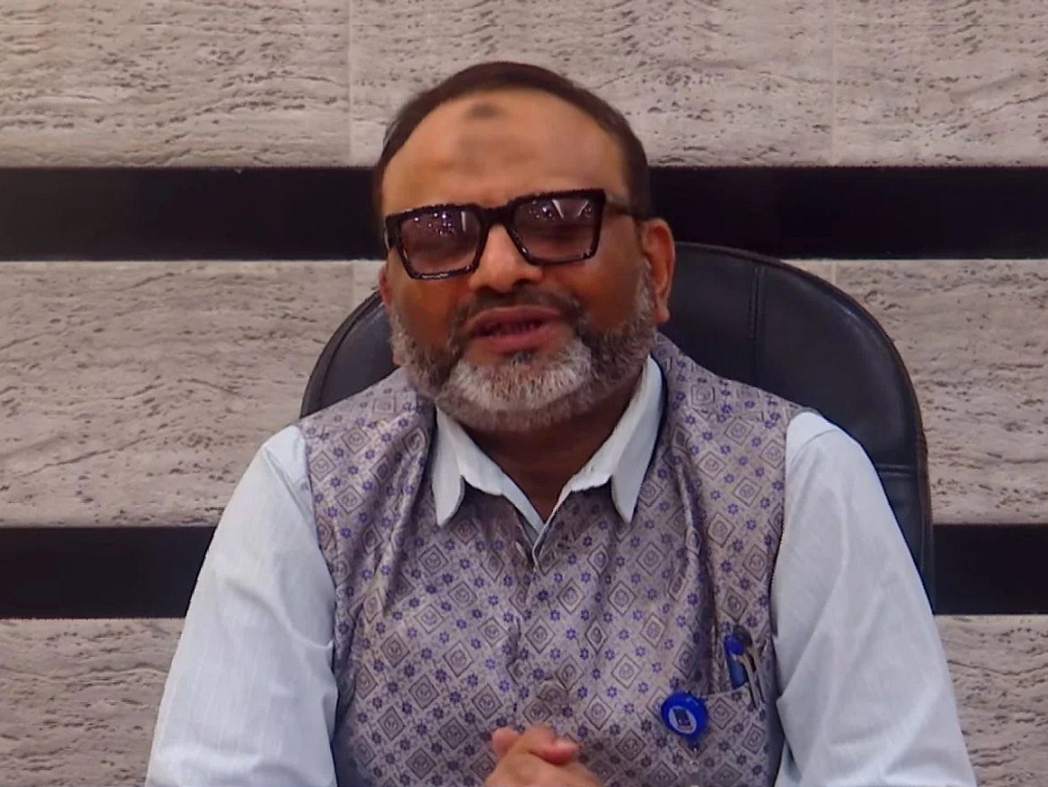 ঢাকা বিশ্ববিদ্যালয়ের উপাচার্য অধ্যাপক নিয়াজ আহমেদ খান