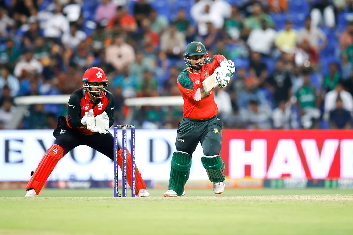 ৫৯ রানের ইনিংস উপহার দেওয়ার পথে বাংলাদেশ অধিনায়ক লিটন দাস। আজ আবুধাবিতে হংকংয়ের বিপক্ষে