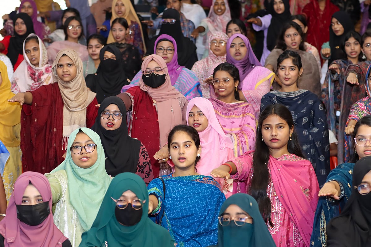 অনুষ্ঠানে মিথ্যা, মাদক ও মুখস্থকে ‘না’ বলার শপথ করছে কৃতী শিক্ষার্থীরা। বৃহস্পতিবার বরগুনা জেলা শিল্পকলা একাডেমি মিলনায়তন