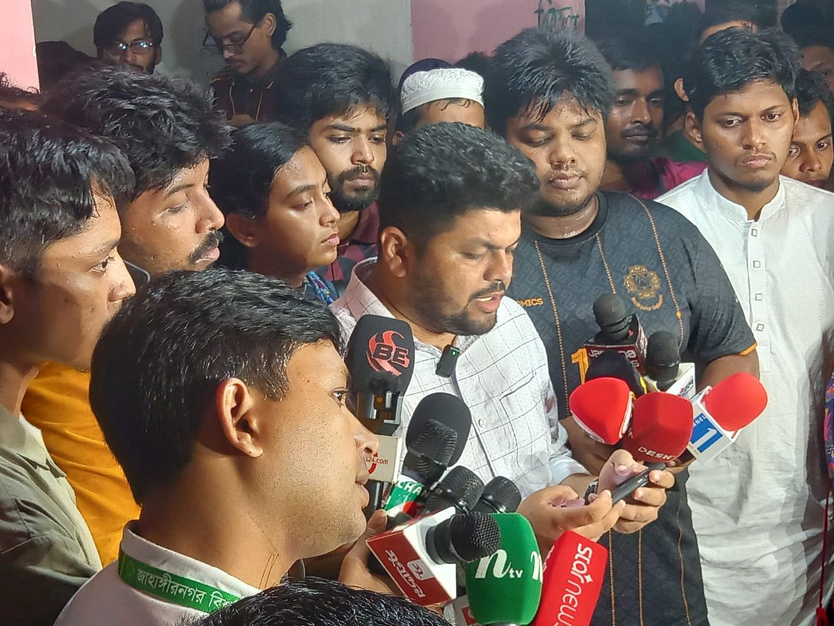 জরুরি সংবাদ সম্মেলনে বক্তব্য দিচ্ছেন বাংলাদেশ গণতান্ত্রিক ছাত্র সংসদ-সমর্থিত প্যানেল শিক্ষার্থী ঐক্য ফোরামের সহসভাপতি (ভিপি) প্রার্থী আরিফুজ্জামান উজ্জ্বল
