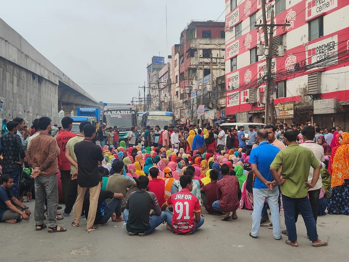 ঢাকা-ময়মনসিংহ মহাসড়ক অবরোধ করে বিক্ষোভ করছেন শিন ইউয়েন গার্মেন্টসের শ্রমিকেরা। আজ বৃহস্পতিবার