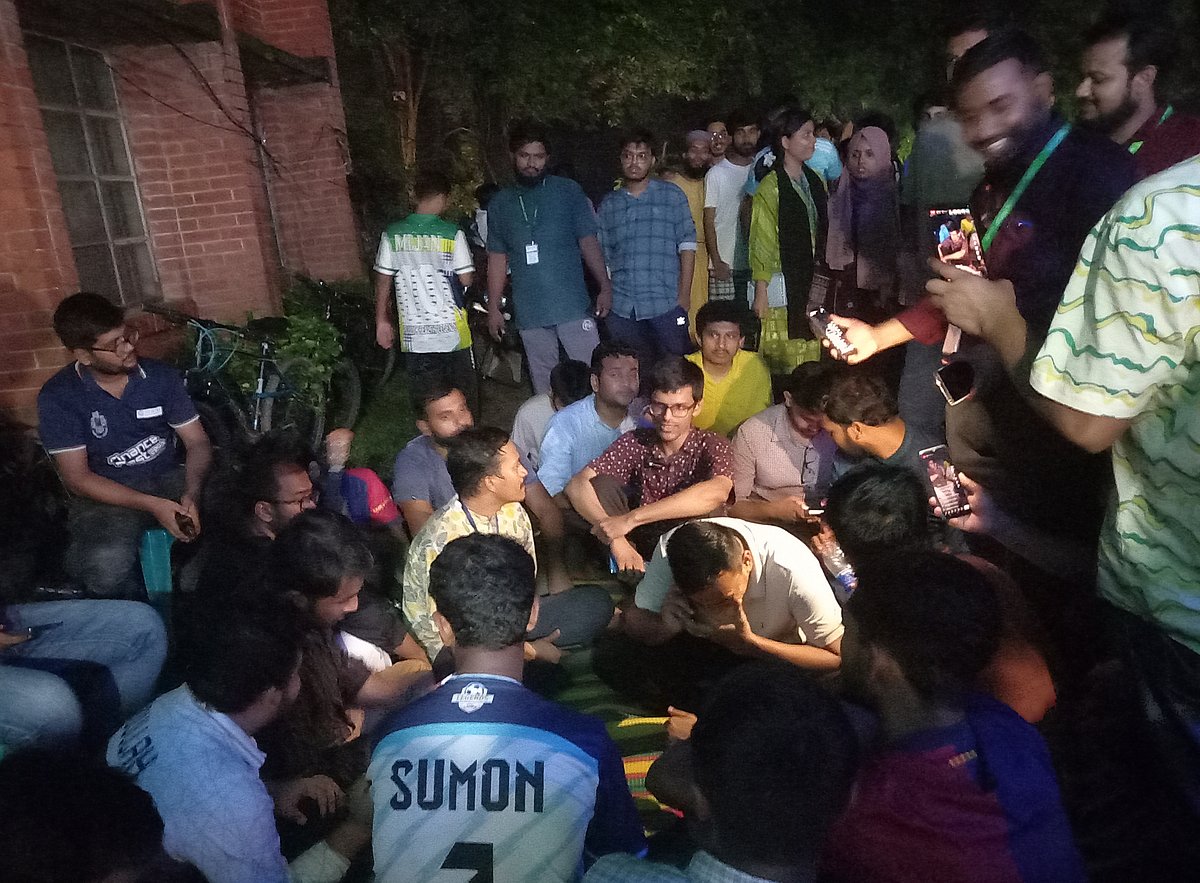 পুরাতন প্রশাসনিক ভবনের সিনেট হলে জাকসু নির্বাচনের ভোট গণনা চলছে। ফলাফল জানতে বাইরে অপেক্ষা করছেন শিক্ষার্থীরা। বৃহস্পতিবার দিবাগত রাত ১২টা